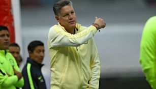 Peláez saluda a la afición del América en el Azteca 