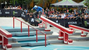 El competidor Nelson Garza realiza un truco en una patineta