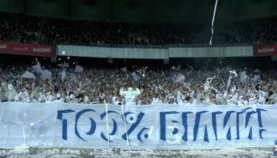 Los ultras del Dinamo Kiev posan junto a su pancarta racista