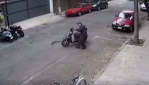 Policía mueve una motocicleta que estaba aparcada en lugar correcto