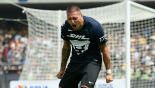 Nico Castillo celebra un gol con los Pumas