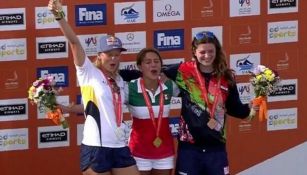 Adriana Jiménez celebra el Oro en lo alto del podio 
