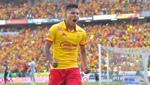 Raúl Ruidíaz festeja gol con Monarcas