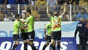 Lucas Da Silva celebra con sus compañeros uno de sus tantos frente a Dorados