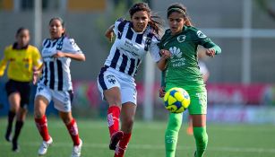 Daniela Espinosa conduce el balón contra Monterrey