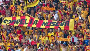 Afición de Monarcas extiende manta con mensaje para el club