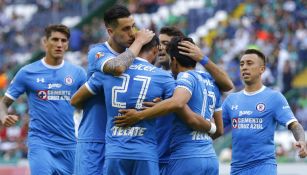 Jugadores de Cruz Azul festejan tras un gol