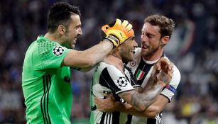 Buffon y Marchisio celebran con Dani Alves su gol contra el Mónaco