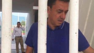 Rafael Flores echa a los reporteros del inmueble