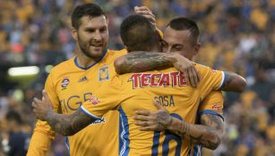 Jugadores de Tigres festejan un gol