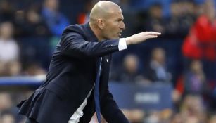 Zidane da indicaciones a sus jugadores en el Vicente Calderón