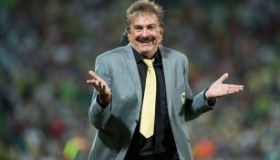 La Volpe da indicaciones en un partido de Liga con América