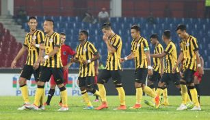 Jugadores de Malasia abandonan la cancha tras un partido