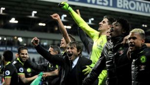 Jugadores del Chelsea celebran el título de Premier League