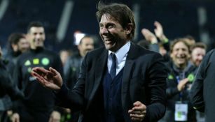 Antonio Conte festeja tras ganar título de la Premier con el Chelsea