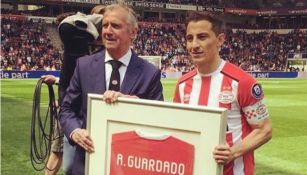 Guardado recibe una playera especial por sus 100 partidos con el PSV