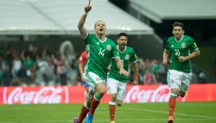 Hernández celebra una anotación en el Estadio Azteca 