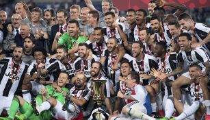 Jugadores de Juventus celebran el Campeonato de la Copa Italia