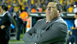 Miguel Herrera observa el duelo entre Tigres y Xolos