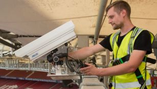 Técnico instala una cámara de Ojo de Halcón