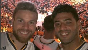 Carlos Vela, junto a su compañero Illarramendi en un partido de Basquetbol 