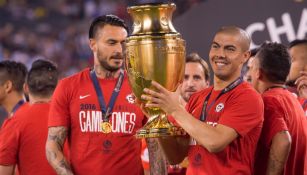 Francisco Silva carga el trofeo de la Copa América Centenario tras ser Campeón