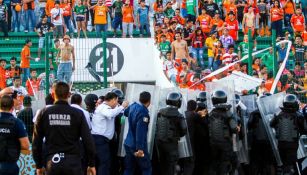 Policías intentan controlar a los aficionados de Jaguares en el duelo contra Santos