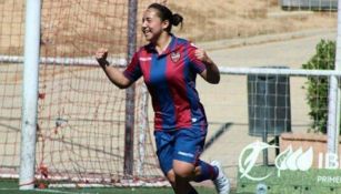 Charlyn Corral festeja un gol con el Levante UD 