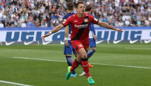 Chicharito celebra su anotación frente al Hertha en Bundesliga 