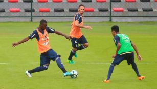 Vinicius Junior conduce el balón durante un entrenamiento