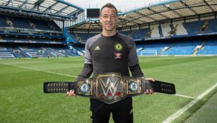 John Terry posa con el cinturón de la WWE por el título del Chelsea