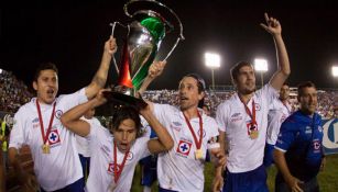 Gerardo Torrado levanta el trofeo de Copa MX