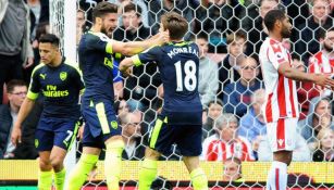 Jugadores de Arsenal celebran tras un gol