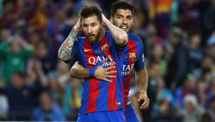 Suárez anima a Messi tras la falla del argentino en Camp Nou