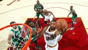 Irving intenta marcar entre la marca de los Celtics