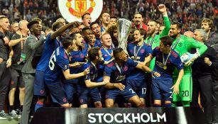 Los jugadores del United levantan el trofeo de la Europa League