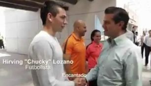 Peña Nieto saluda de mano a Hirving Lozano