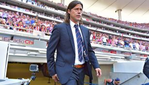 Matías Almeyda salta a al cancha en el Estadio Chivas 