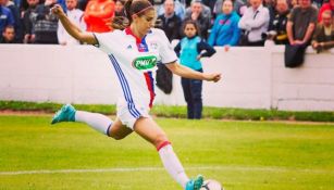 Alex Morgan dispara en un juego con el Olympique de Lyon