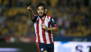 Pizarro celebra el segundo gol de Chivas frente a Tigres