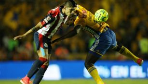 Pulido y Advíncula luchan por el balón