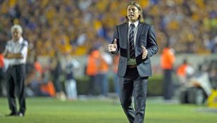 Matías Almeyda da indicaciones en Final contra Tigres