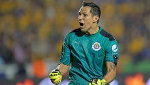 Rodolfo Cota festeja una anotación de Chivas