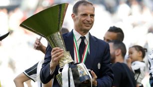 Allegri levanta el trofeo conseguido con la Juventus