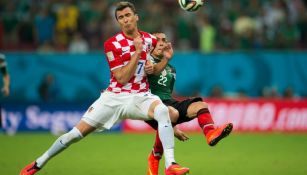 Mandzukic pelea un balón contra México en 2014