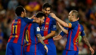 Los jugadores del Barcelona abrazan a Messi tras anotar un gol