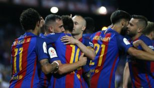 Jugadores de Barcelona festeja un gol contra el Alavés