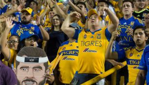 Seguidores de Tigres apoyan a su equipo en el 'Volcán'
