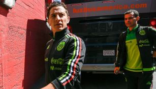 Andrés Guardado camina junto a Rafa Márquez a su llegada al Memorial Coliseum de Los Angeles