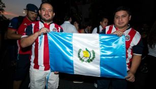 Aficionados guatemaltecos presumen una bandera de su país